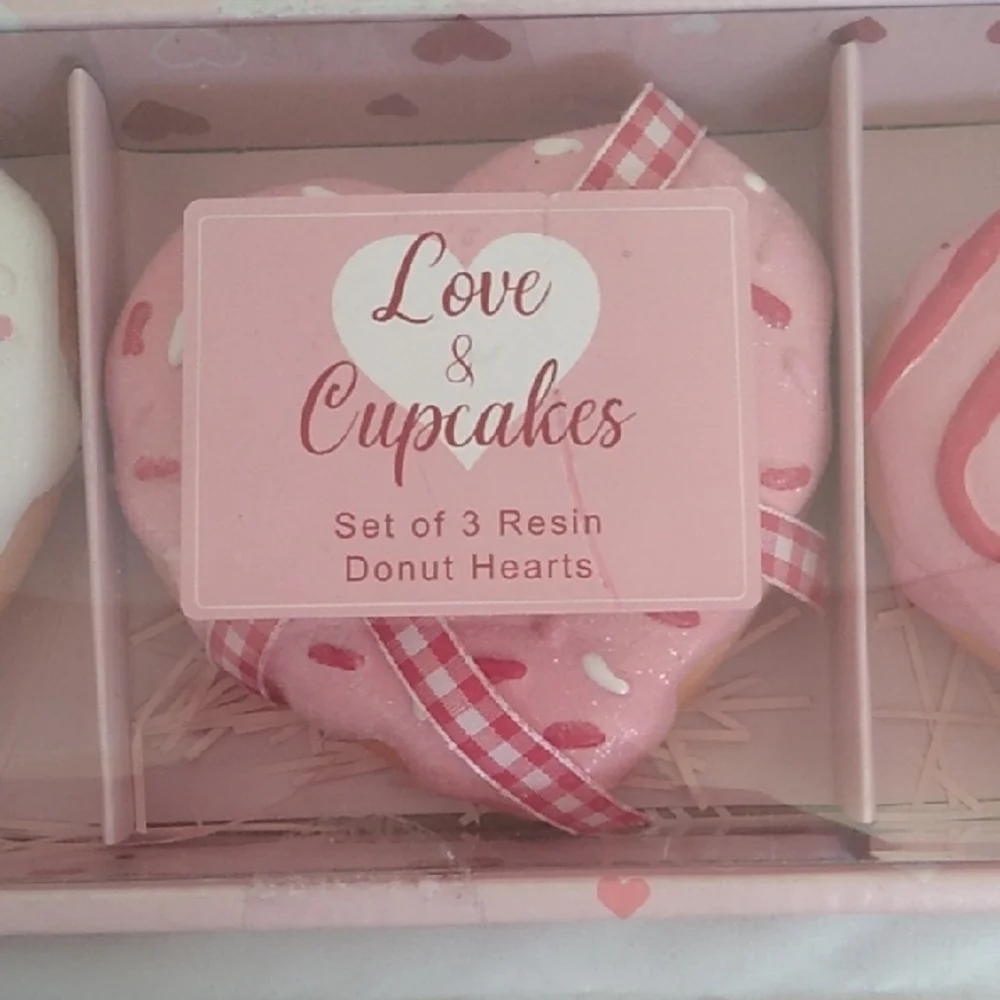 D- NWT Pink and White Heart-Shaped Resin Decor Set - Picture 8 of 9